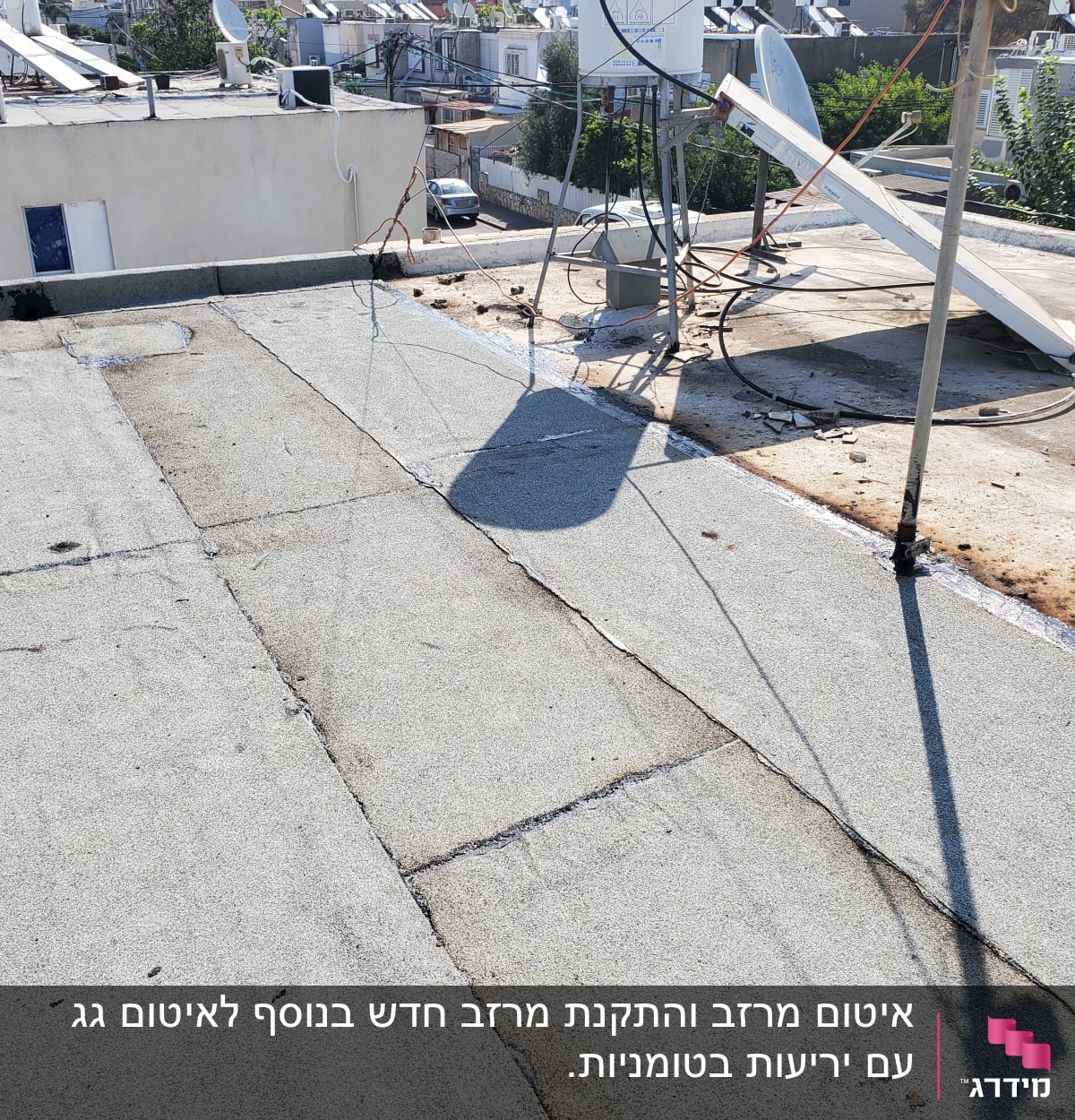 גג עם יריעות איטום ושיפועים לניקוז מים